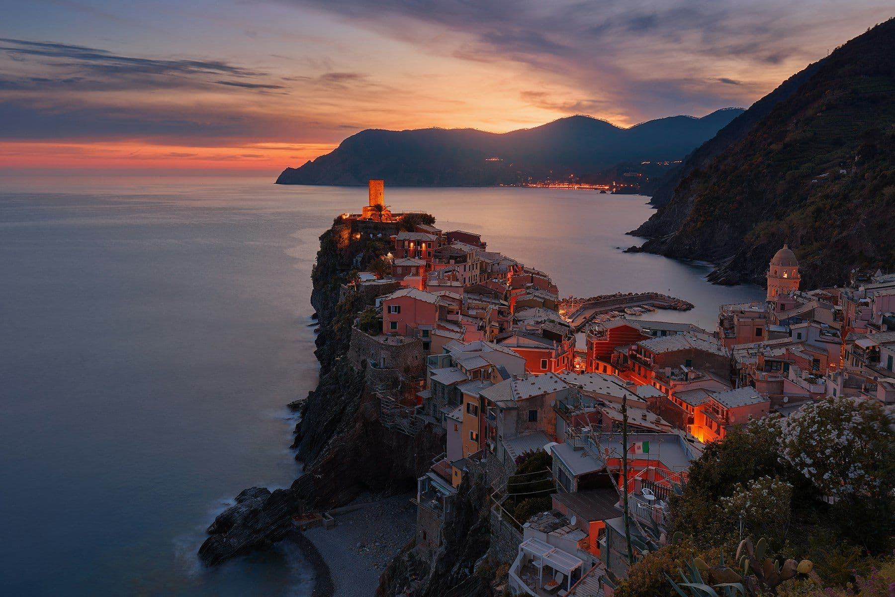 Vista de Positano sobre a Costa Amalfitana com casas coloridas na encosta