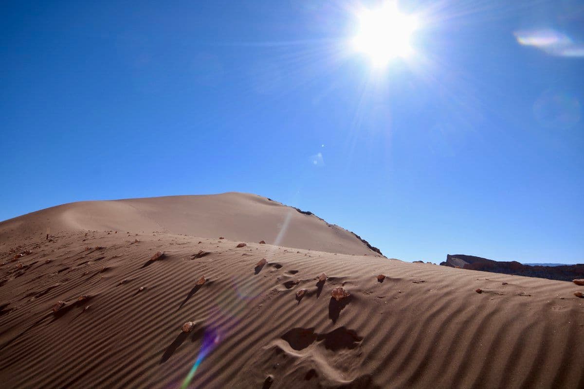 Formações rochosas áridas no Vale da Lua, Atacama