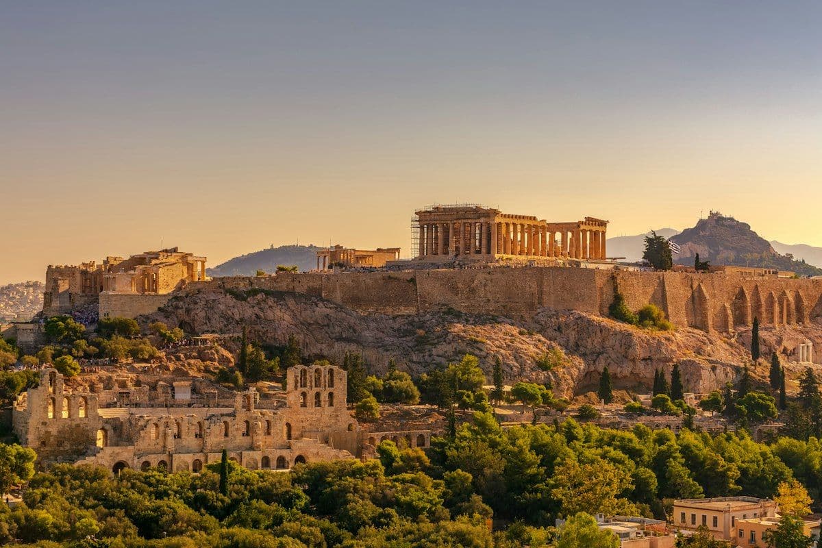 Ruínas do Parthenon na Acrópole de Atenas ao entardecer