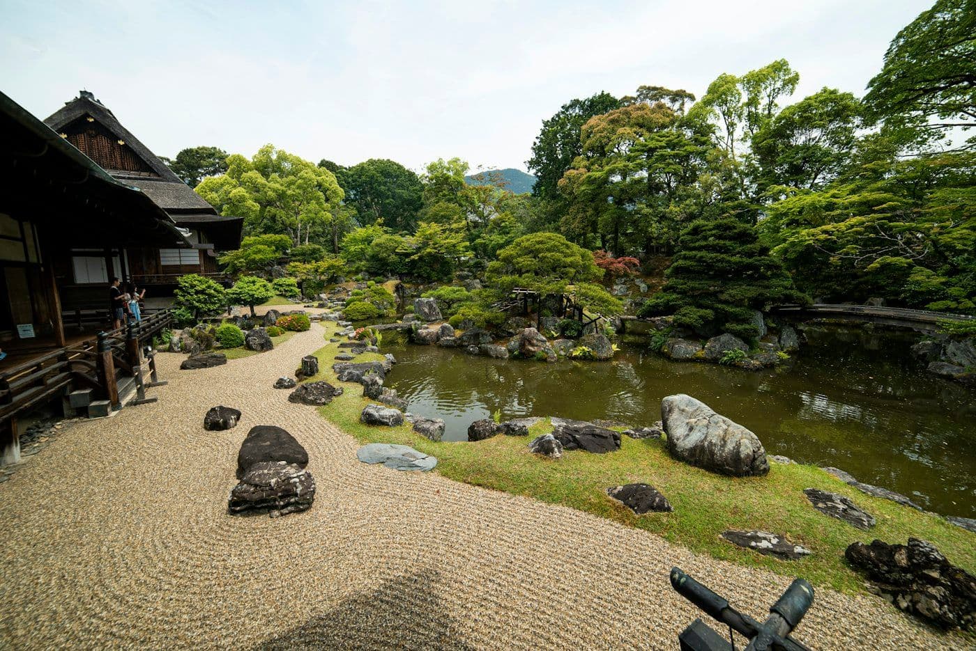 Casa tradicional japonesa à beira de um lago em um jardim de Kyoto