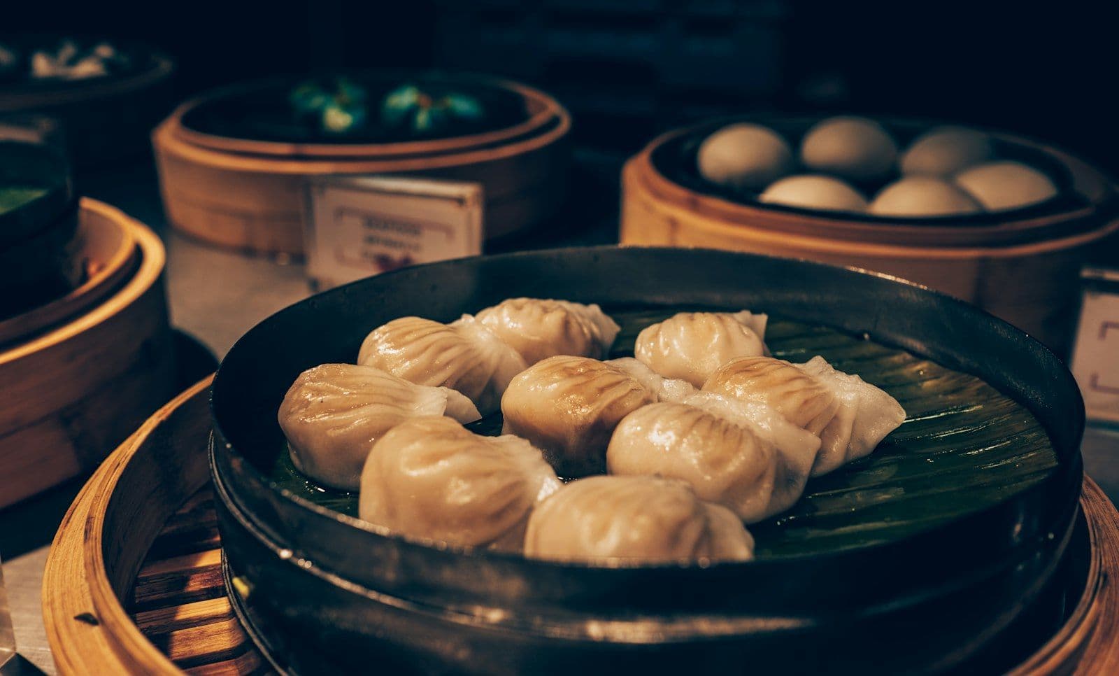 Mesa com pratos tradicionais chineses, incluindo dim sum
