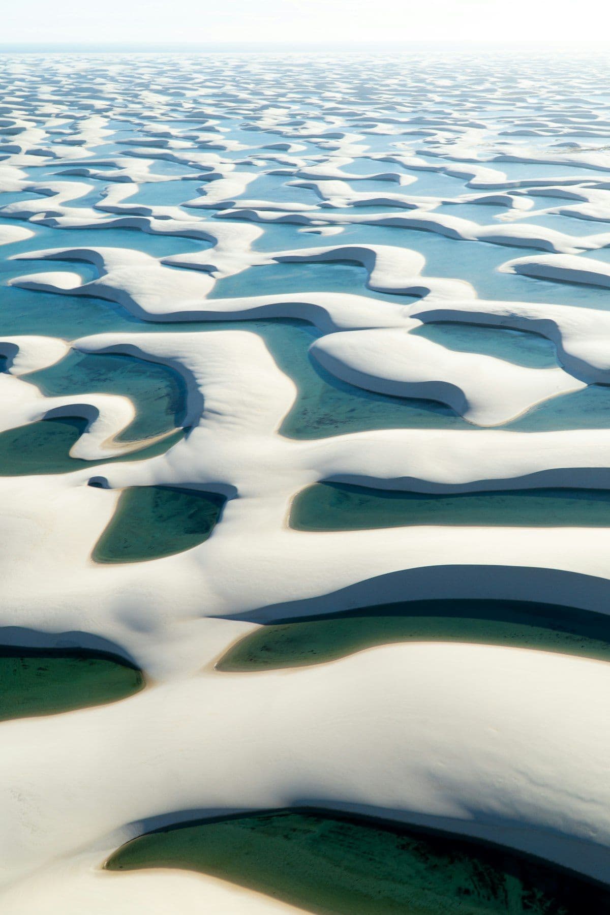 Lagoas de água doce entre dunas de areia branca nos Lençóis Maranhenses
