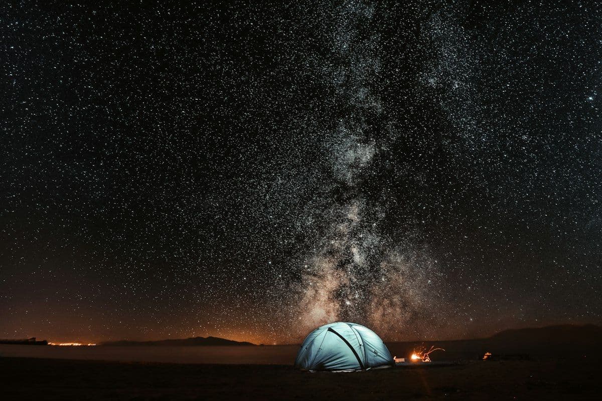 Céu estrelado com a Via Láctea visível no deserto do Atacama