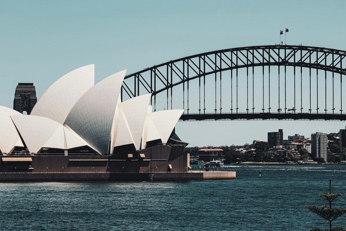 Ópera de Sydney e a Harbour Bridge vistas da baía