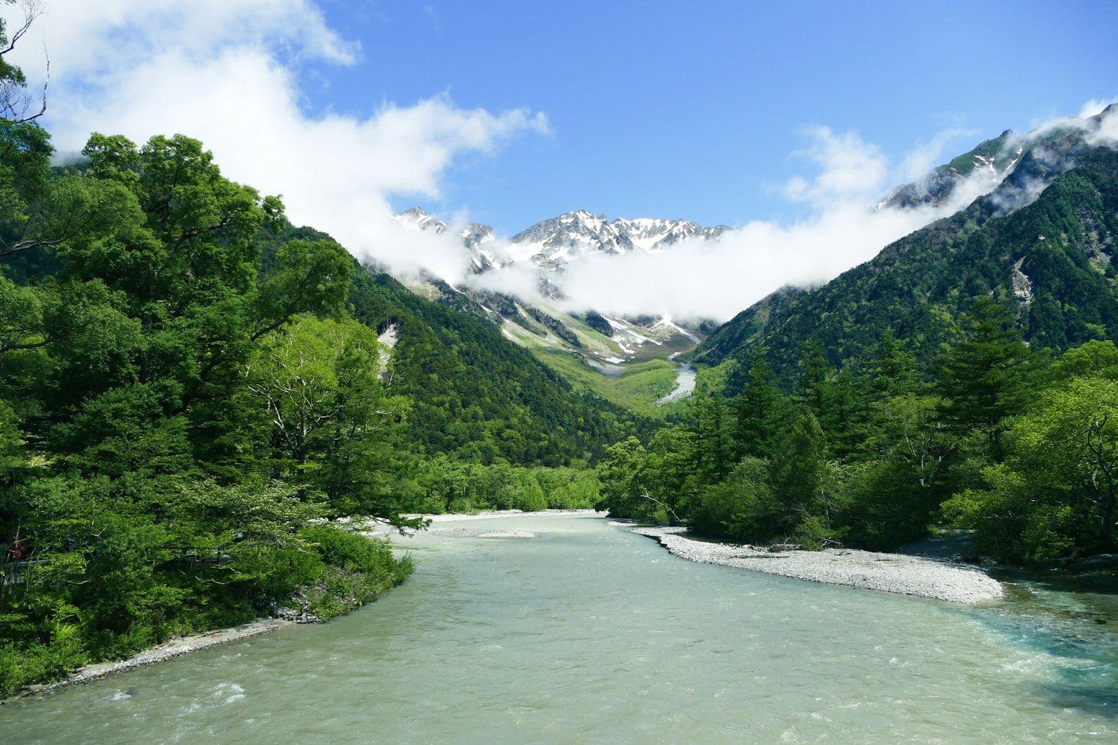 Vale verde entre montanhas nos Alpes Japoneses, em Kamikochi