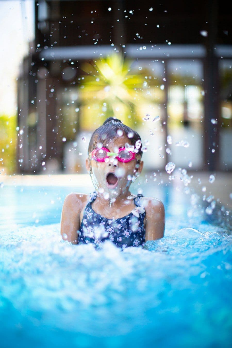 Piscina de resort com crianças brincando