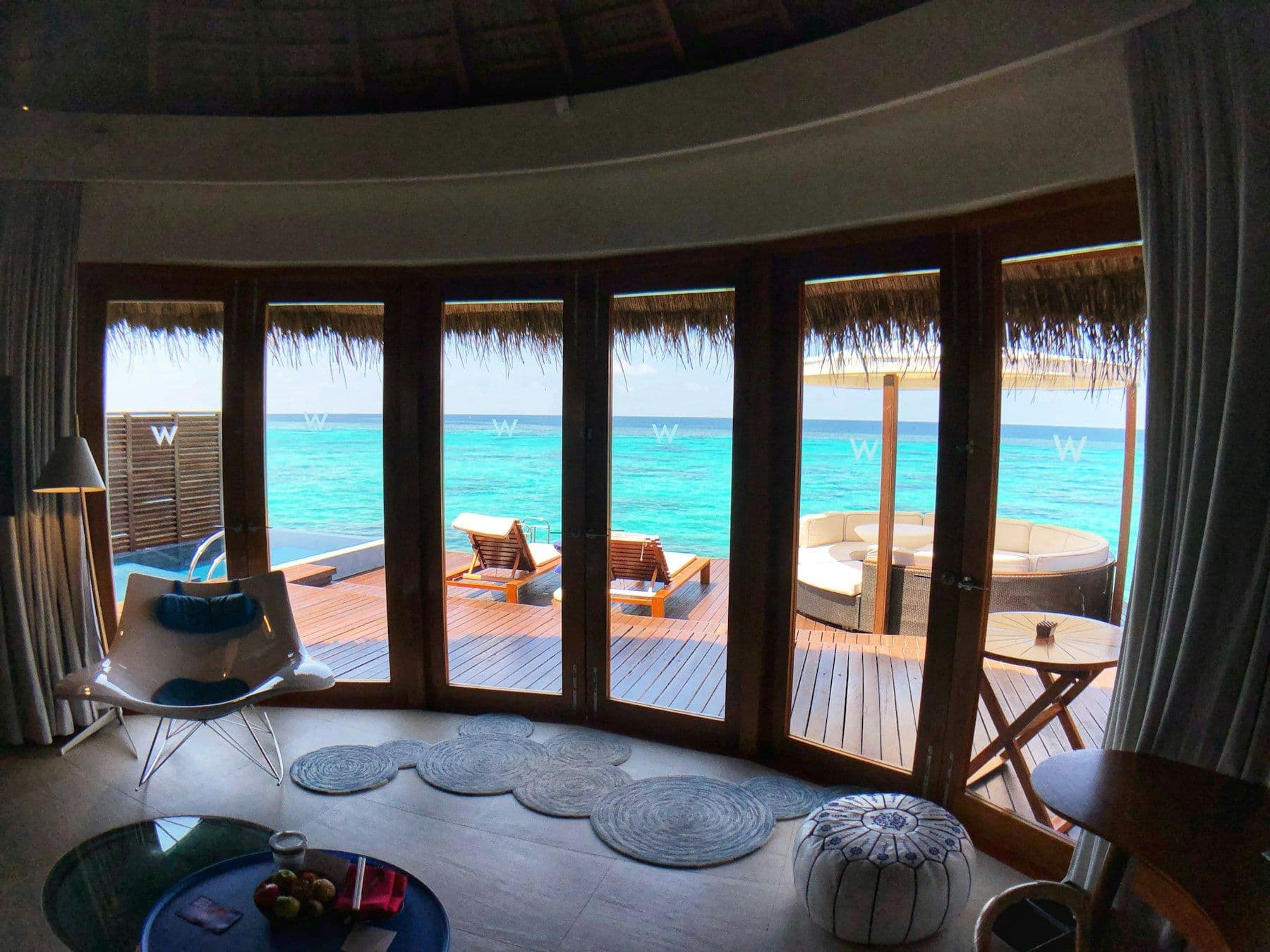 Sala de estar de suíte sobre a água com vista para o mar