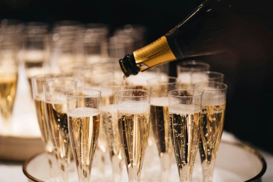 Taças de espumante sendo servidas em uma celebração