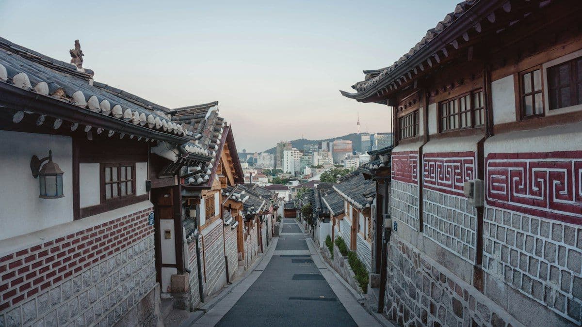 Casas tradicionais coreanas (hanok) na vila de Bukchon, em Seul