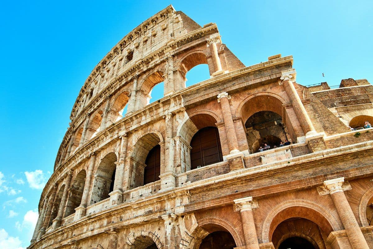 Rua histórica no centro de Roma com prédios antigos