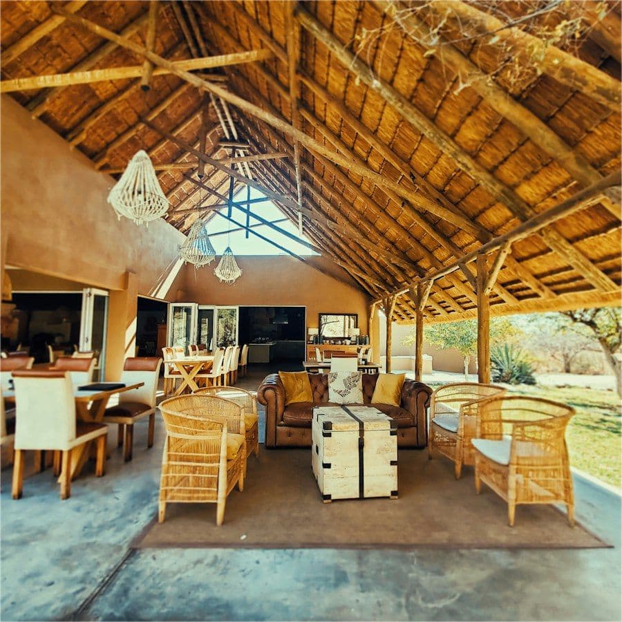 Lodge de safári com vista para a savana
