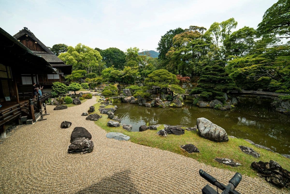 Casa tradicional japonesa à beira de um lago em um jardim de Kyoto