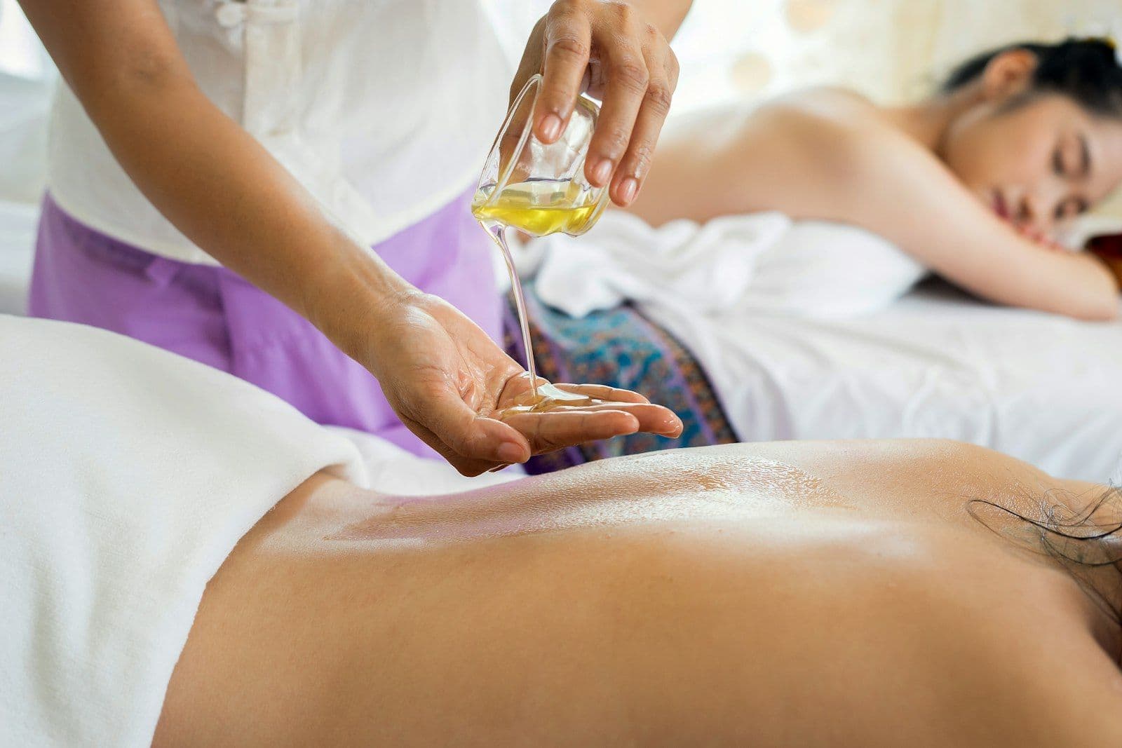 Ambiente de spa tailandês com velas e elementos naturais