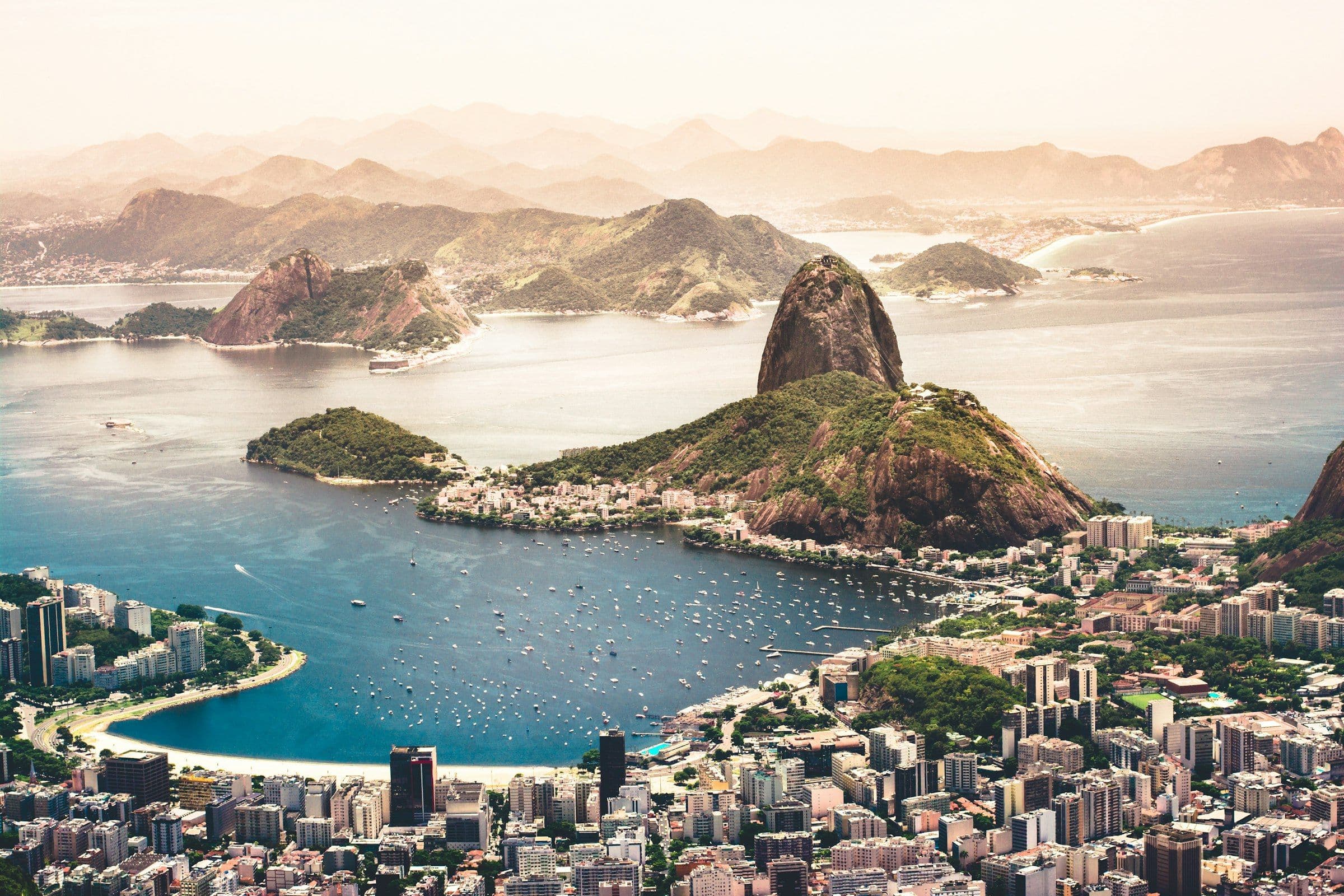 Vista aérea do Pão de Açúcar e da Baía de Guanabara, Rio de Janeiro