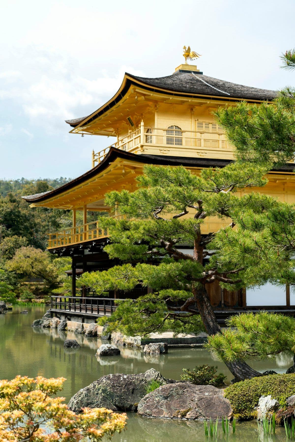 Kinkaku-ji, o Pavilhão Dourado, refletido no lago em Kyoto