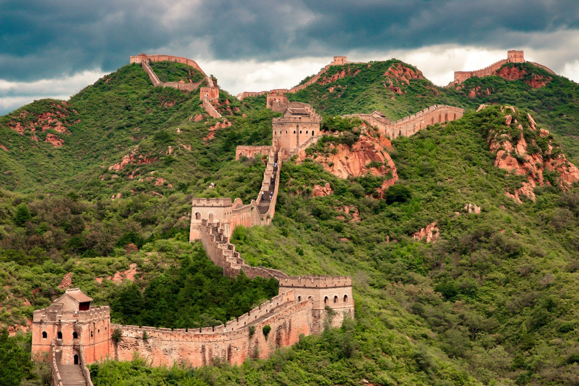 Grande Muralha da China serpenteando por montanhas verdes