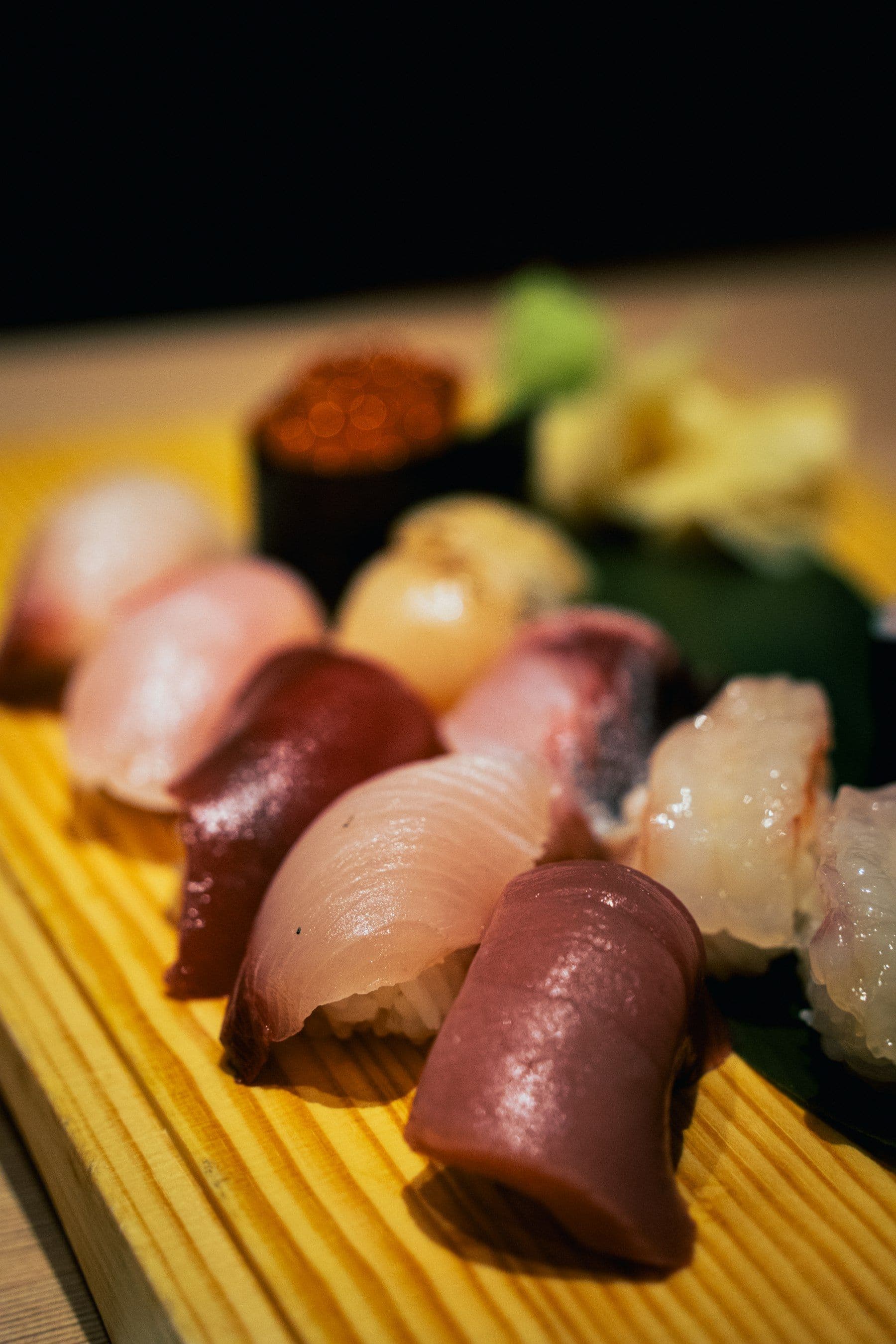 Seleção de sushi nigiri sobre tábua de madeira