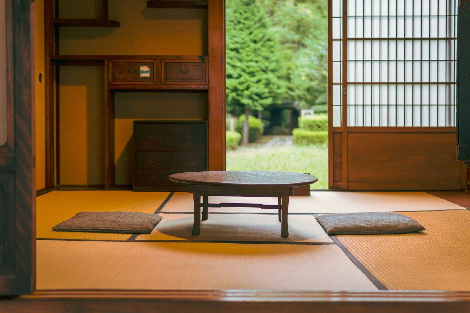 Sala de tatame tradicional em uma casa japonesa, com vista para o jardim