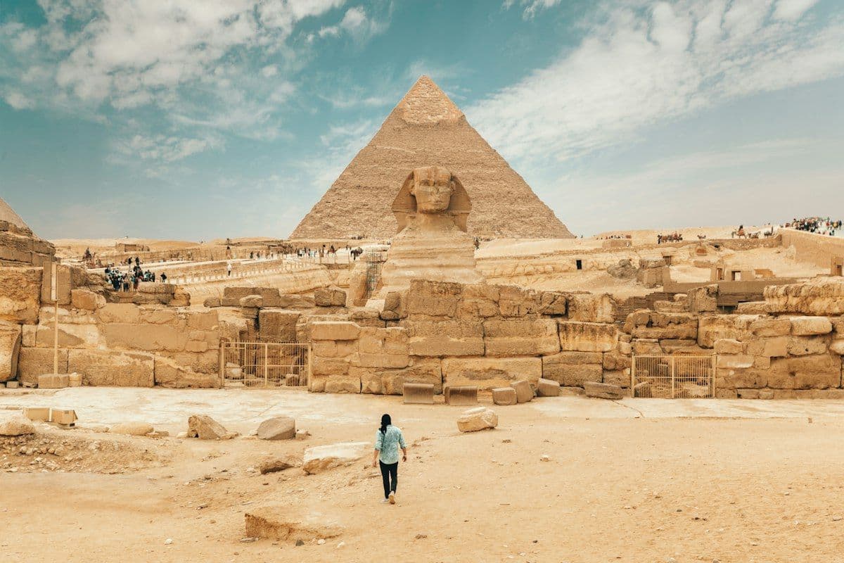 Paisagem árida do Vale dos Reis próximo a Luxor