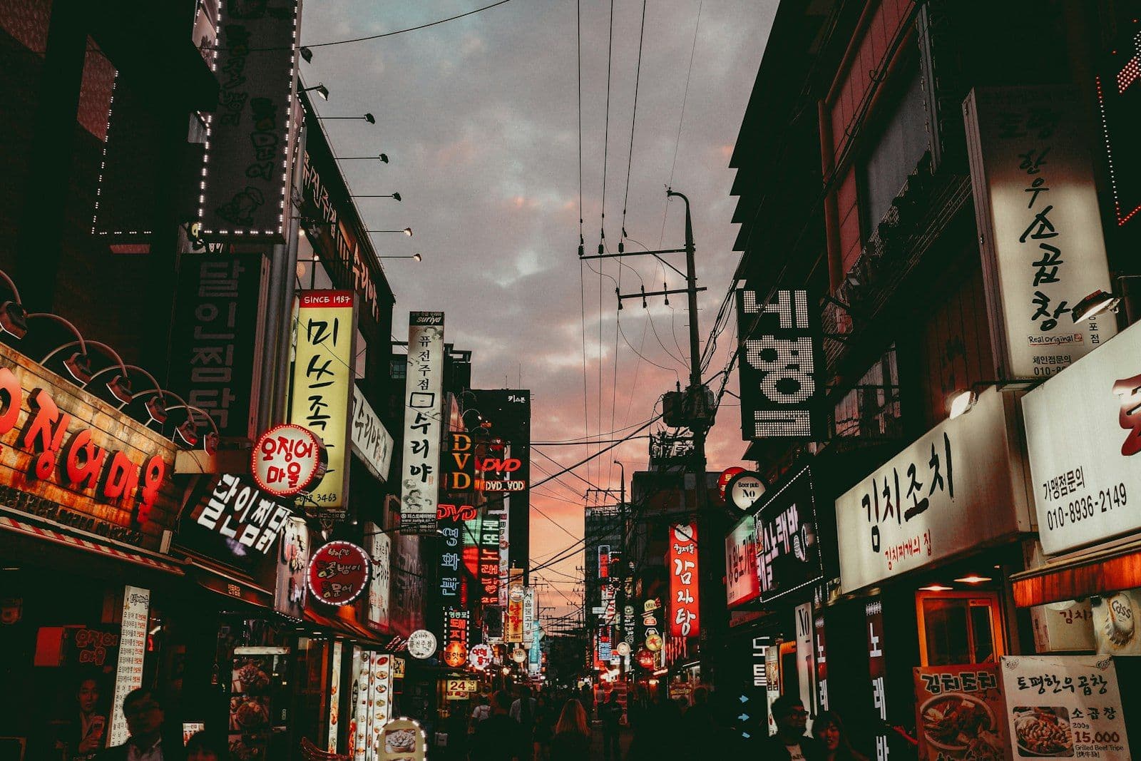 Rua iluminada por neon em bairro contemporâneo de Seul à noite