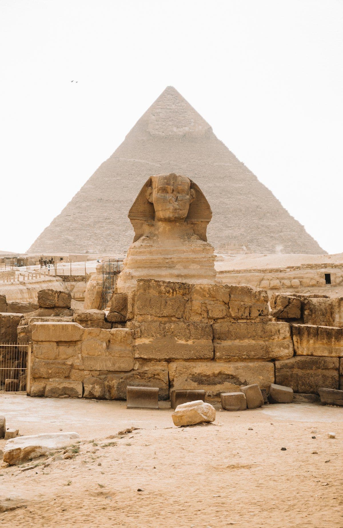 Templo egípcio antigo com colunas esculpidas em Luxor