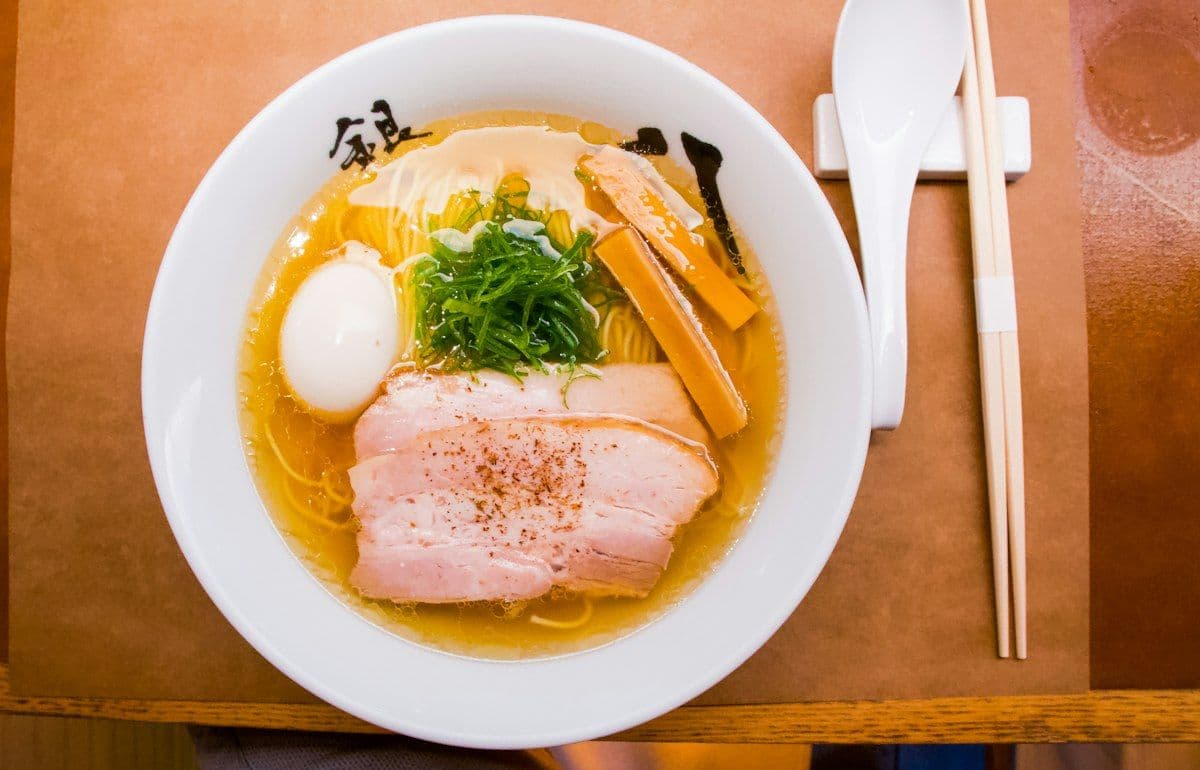 Tigela de ramen com ovo, chashu e cebolinha
