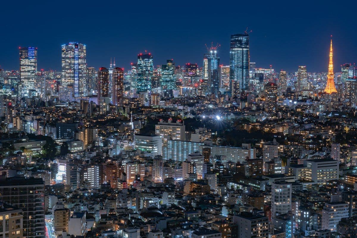 Vista noturna do horizonte de Tóquio com a Tokyo Tower ao fundo