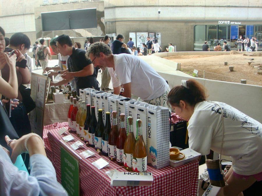 Barraca de mercado local com produtos frescos