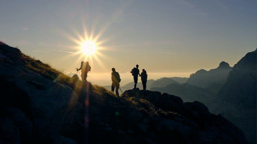 Trilha de montanha com vista panorâmica