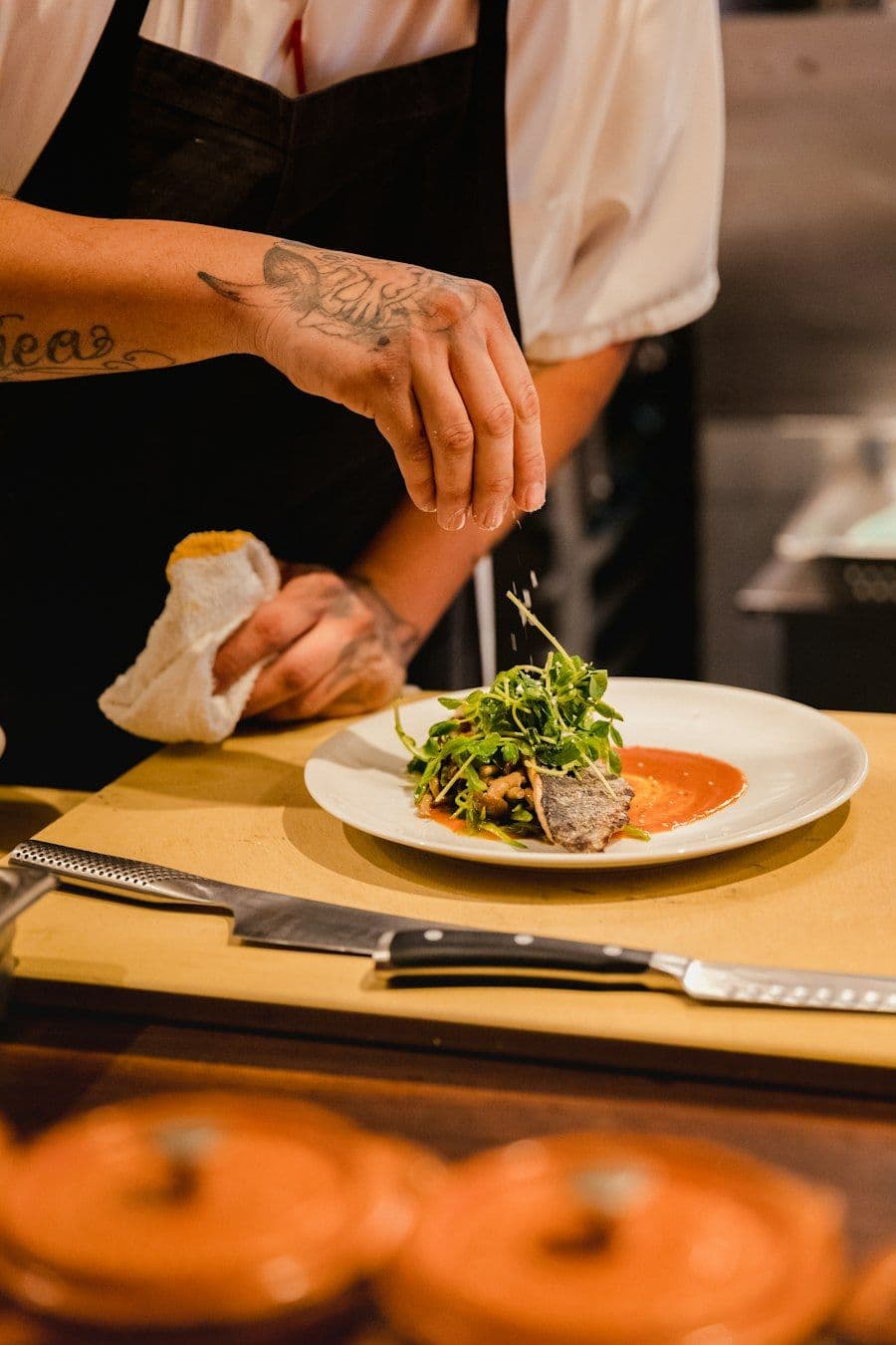 Aula de culinária com chef e ingredientes sobre a bancada