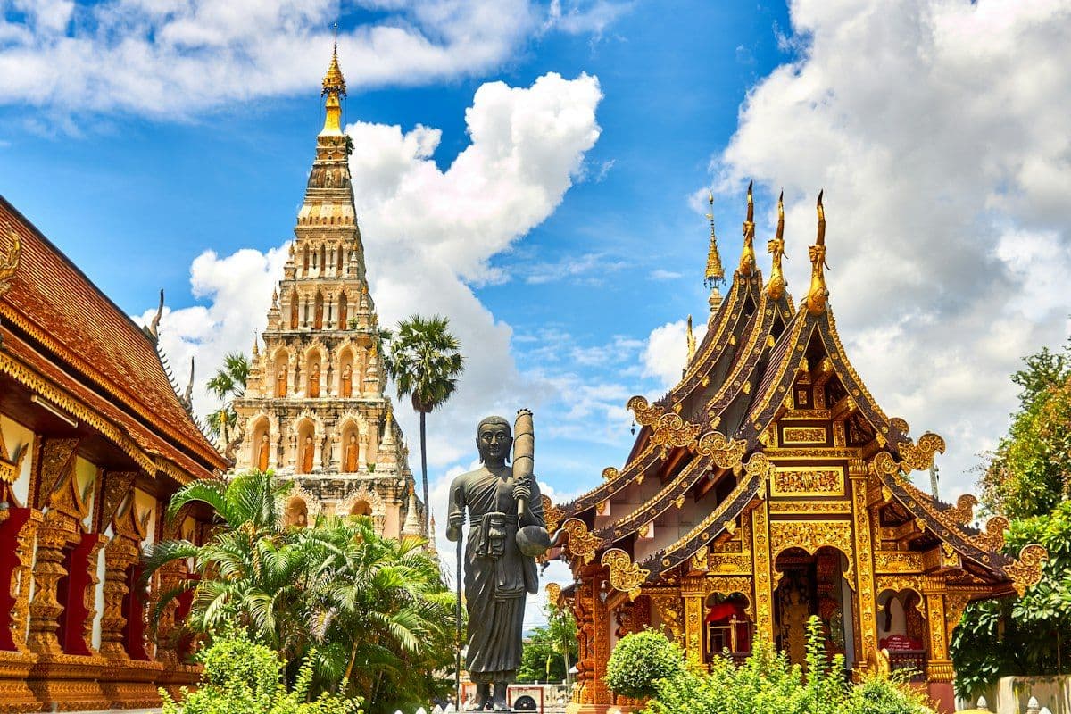Templo budista dourado em Chiang Mai
