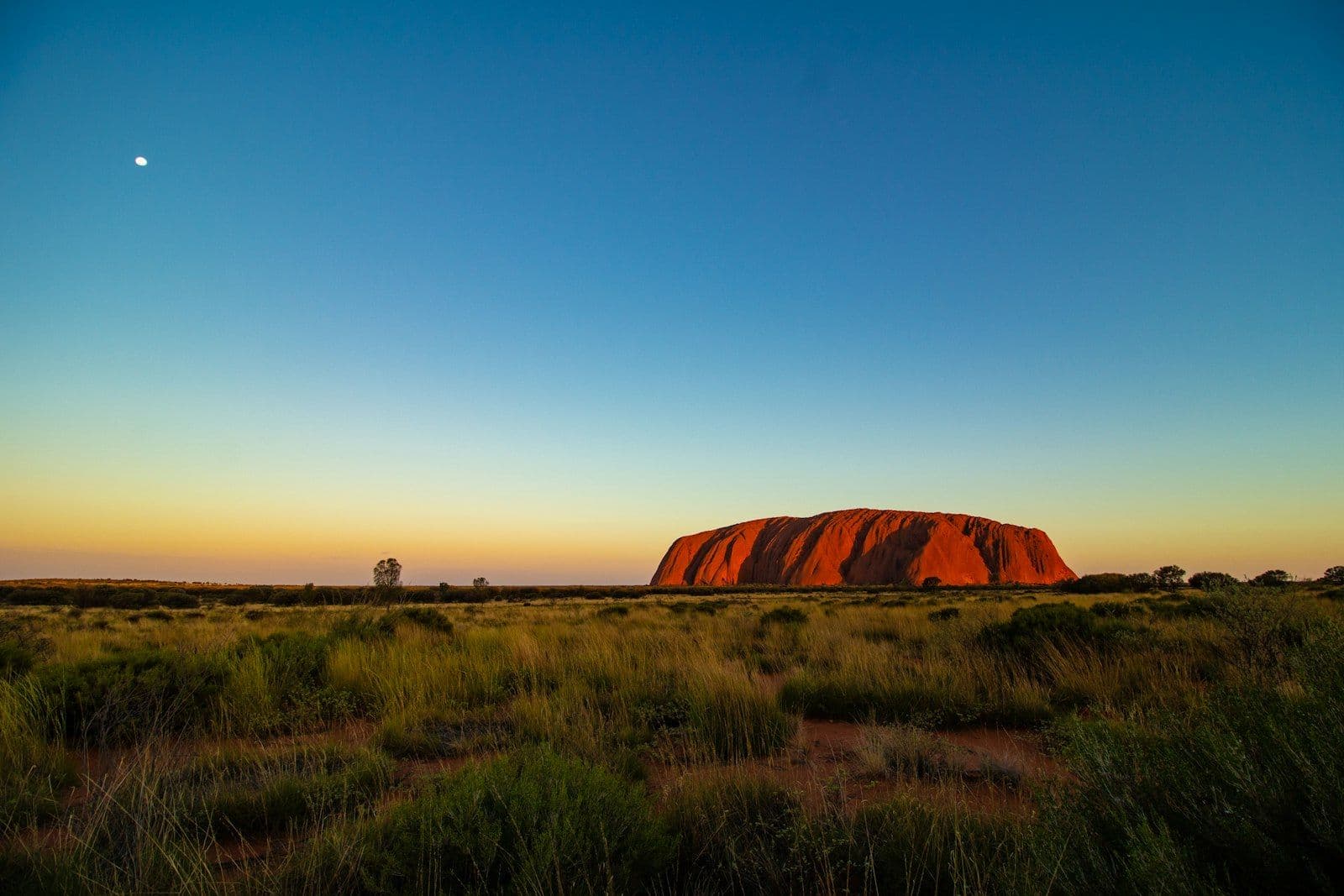 Formação rochosa Uluru no interior da Austrália ao entardecer