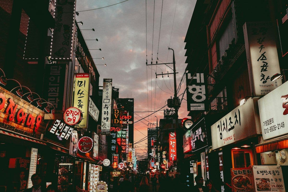 Rua iluminada por neon em bairro contemporâneo de Seul à noite