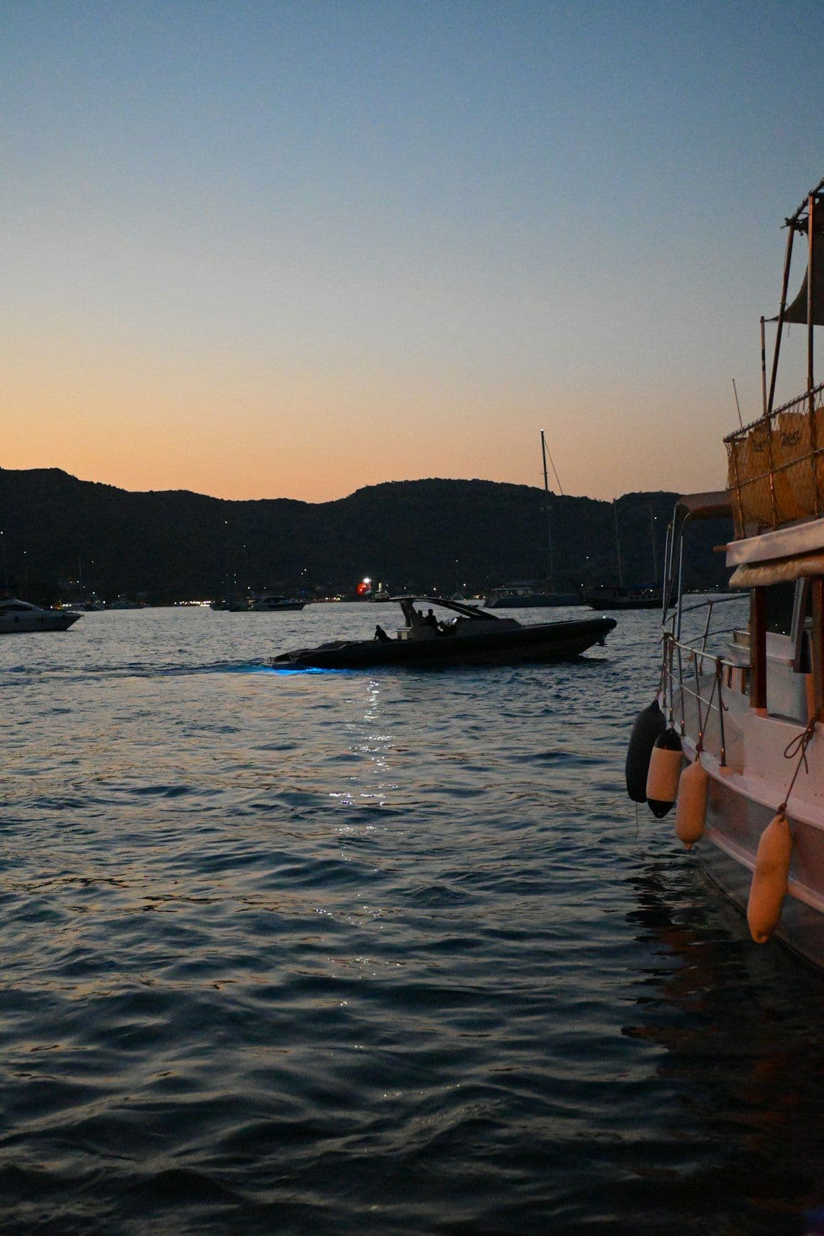 Costa mediterrânea com águas turquesas na Riviera Turca