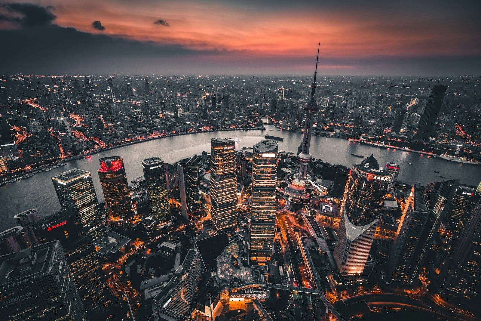 Horizonte de Xangai com arranha-céus à noite, vistos do rio Huangpu