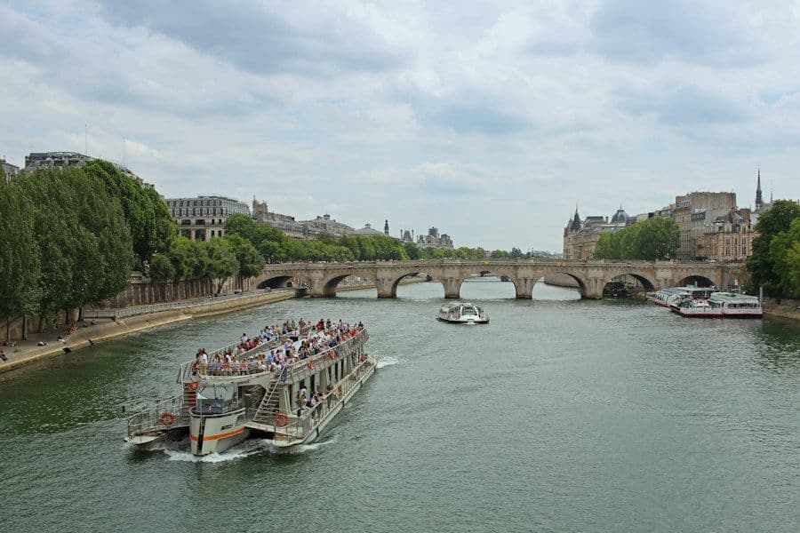 Barco de passeio navegando pelo rio Sena, em Paris