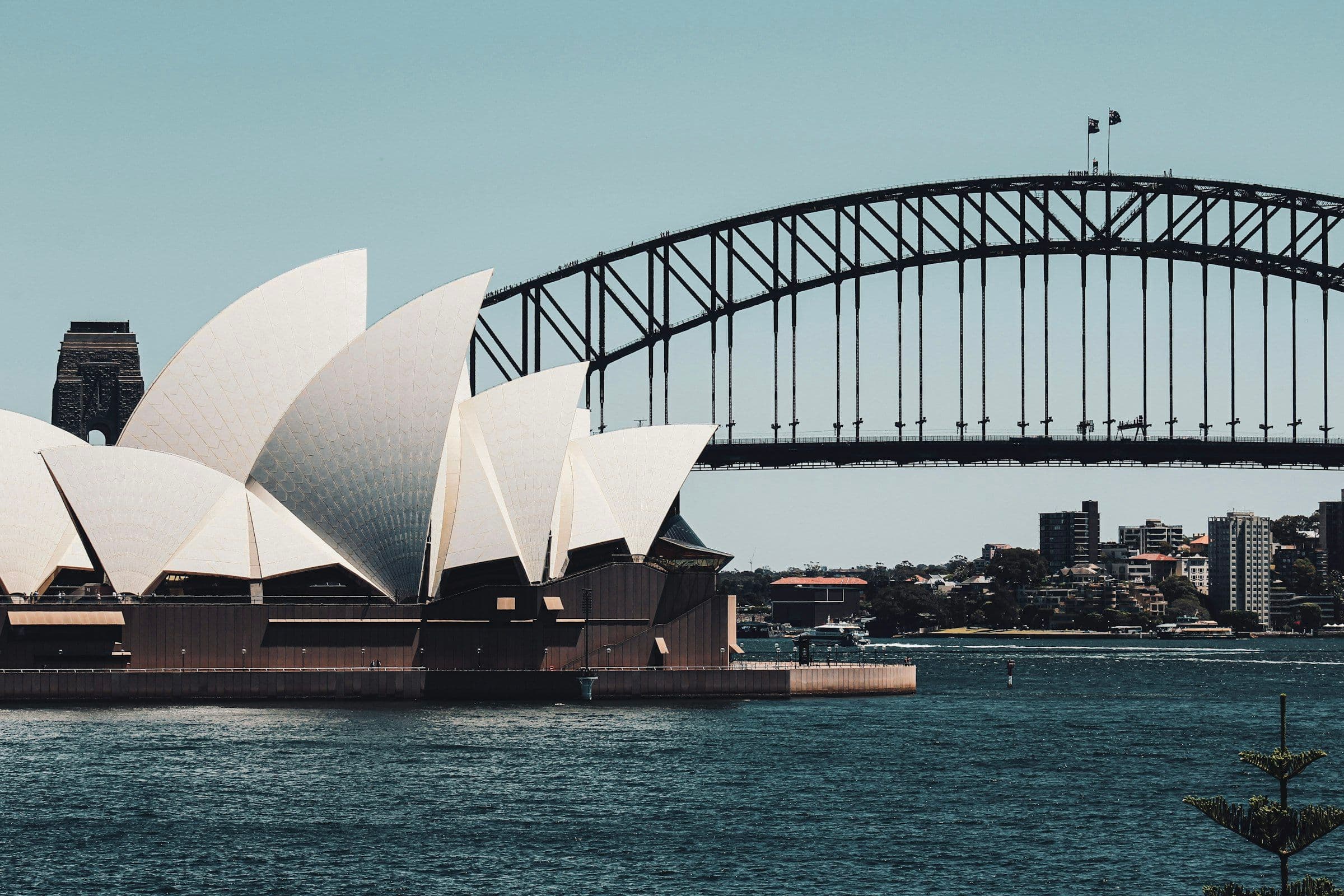 Ópera de Sydney e a Harbour Bridge vistas da baía