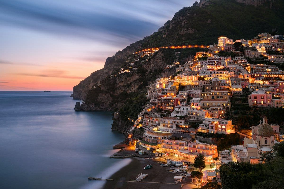Vista panorâmica da Costa Amalfitana com casas na encosta