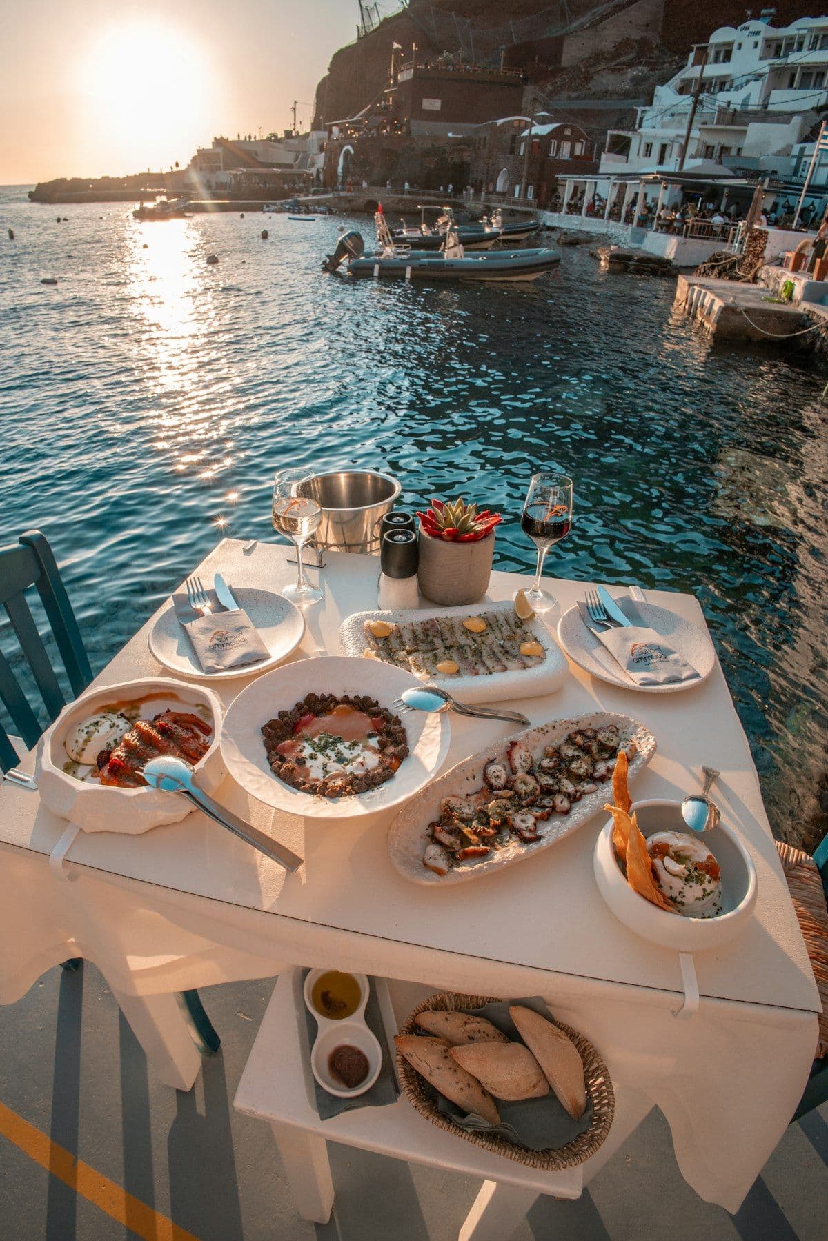 Mesa posta com vinho e prato típico italiano ao ar livre