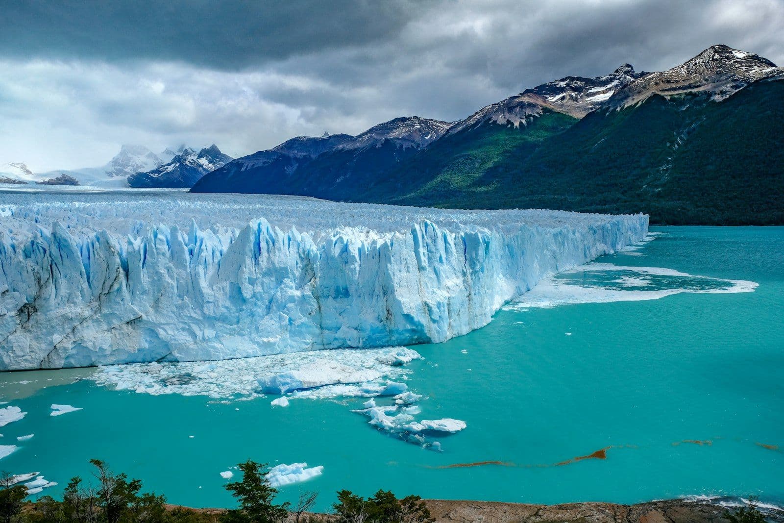 Trilha de trekking com vista para geleira na Patagônia