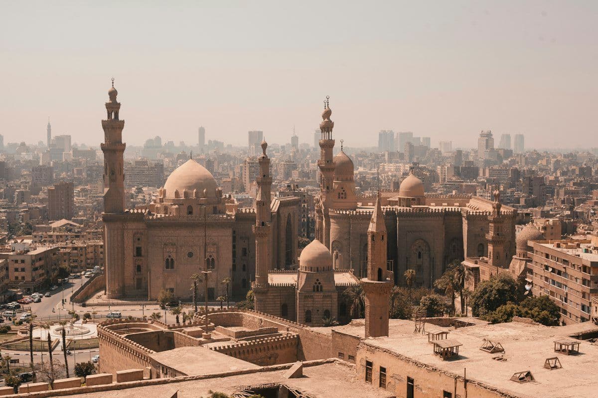 Horizonte do Cairo à beira do Rio Nilo ao entardecer