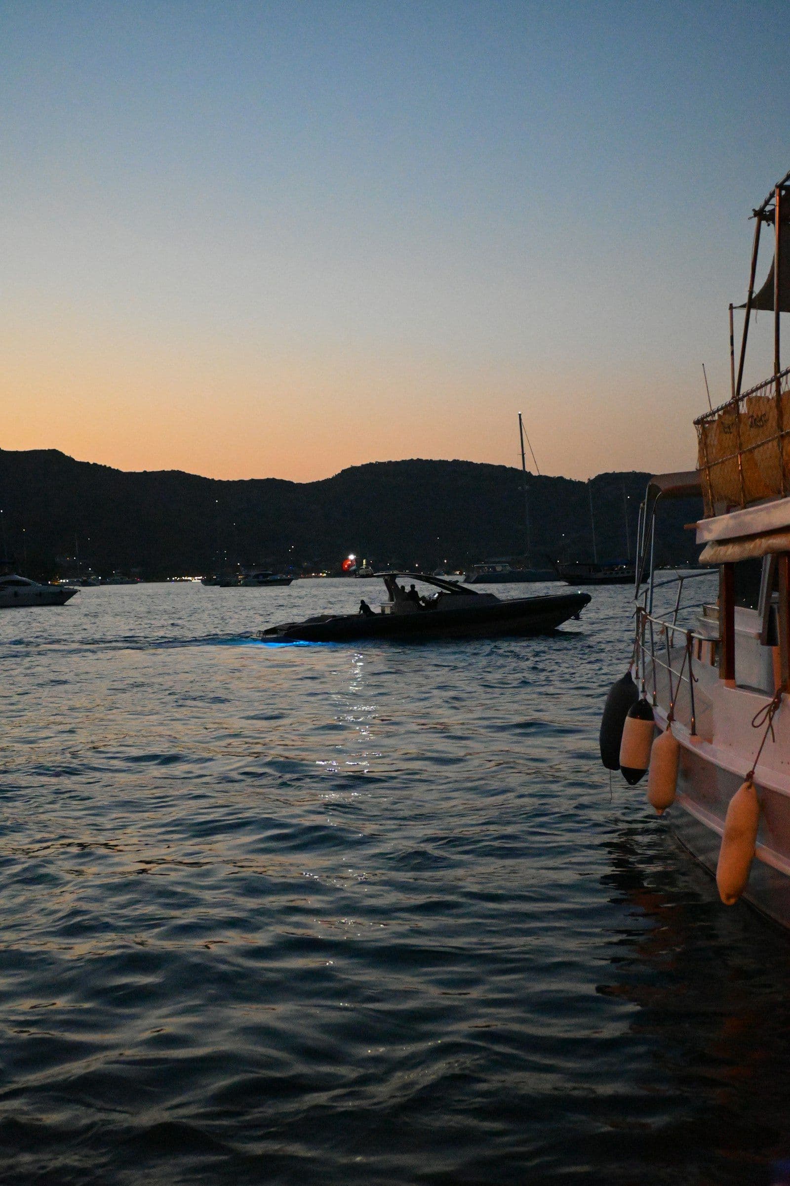 Costa mediterrânea com águas turquesas na Riviera Turca