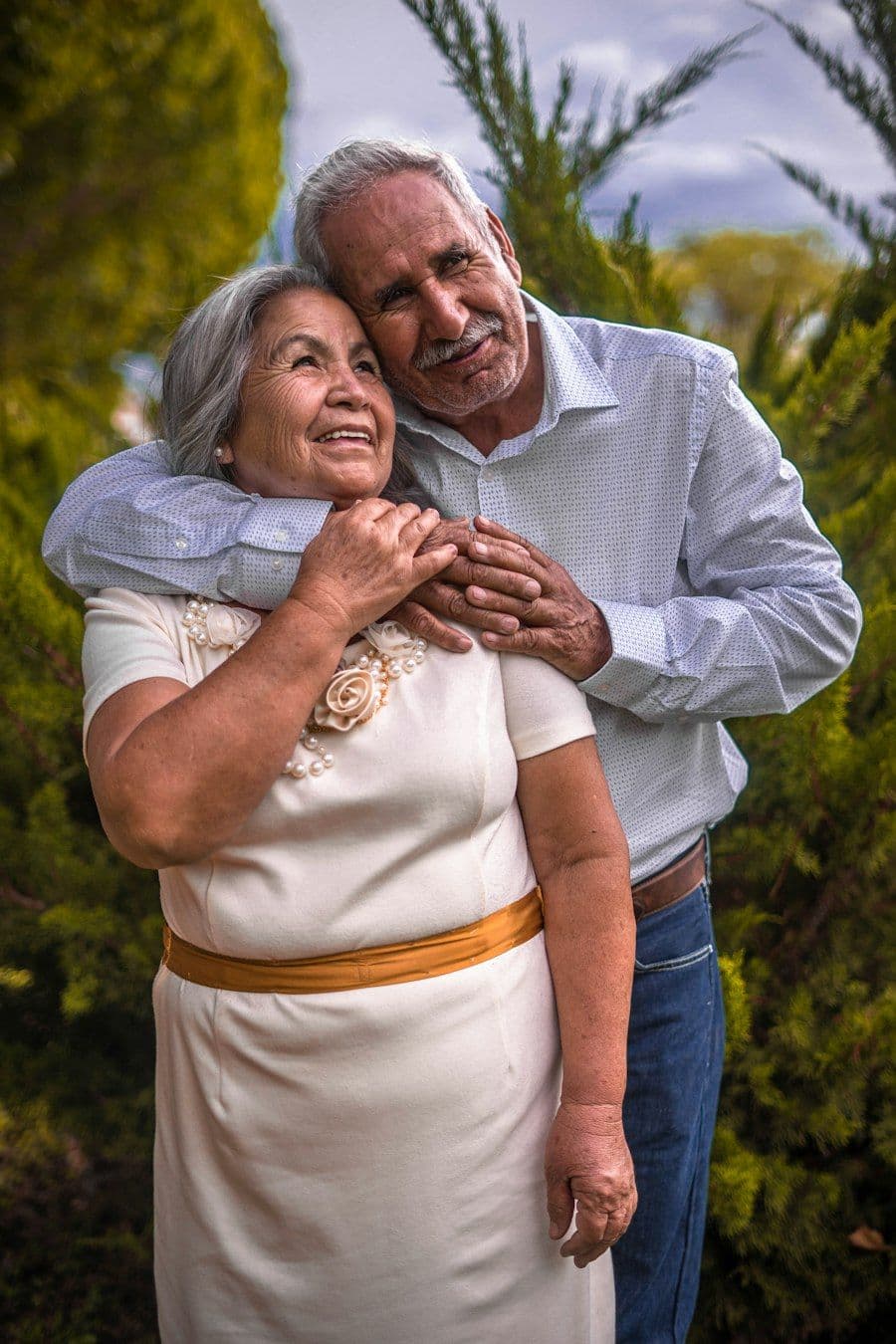 Avós sorrindo em momento de celebração em família