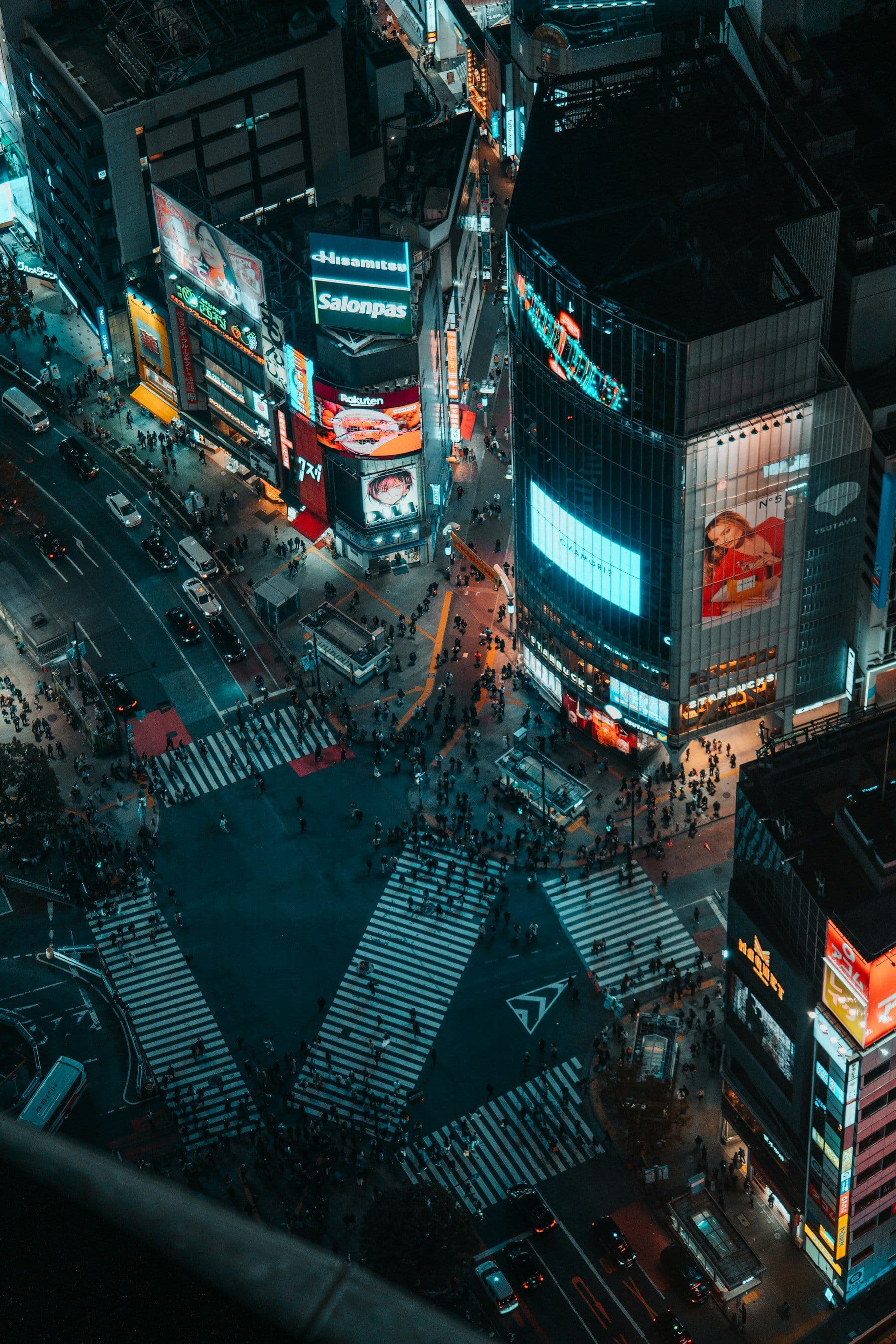 Vista aérea do cruzamento de Shibuya iluminado à noite, em Tóquio