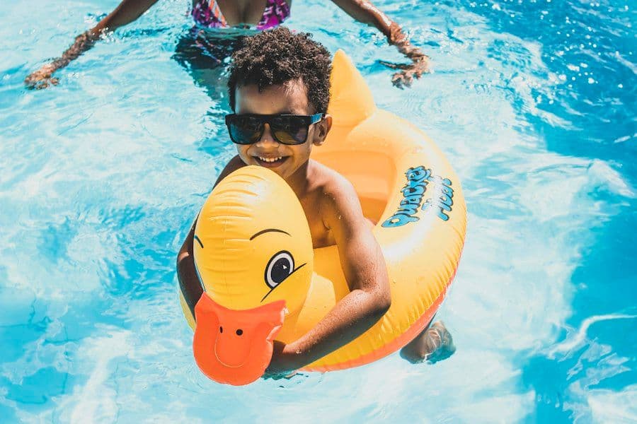 Família em atividade ao ar livre em resort