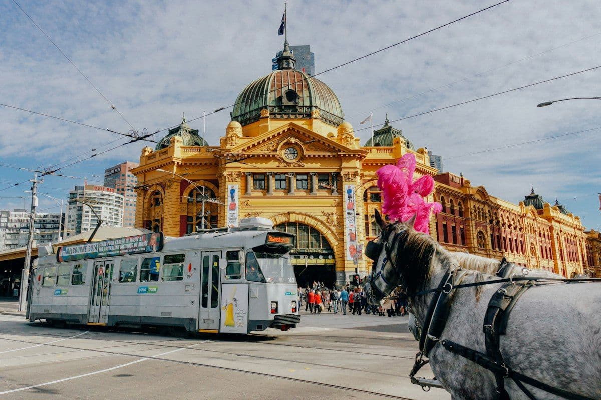 Rua com arte urbana (street art) em Melbourne, na Austrália