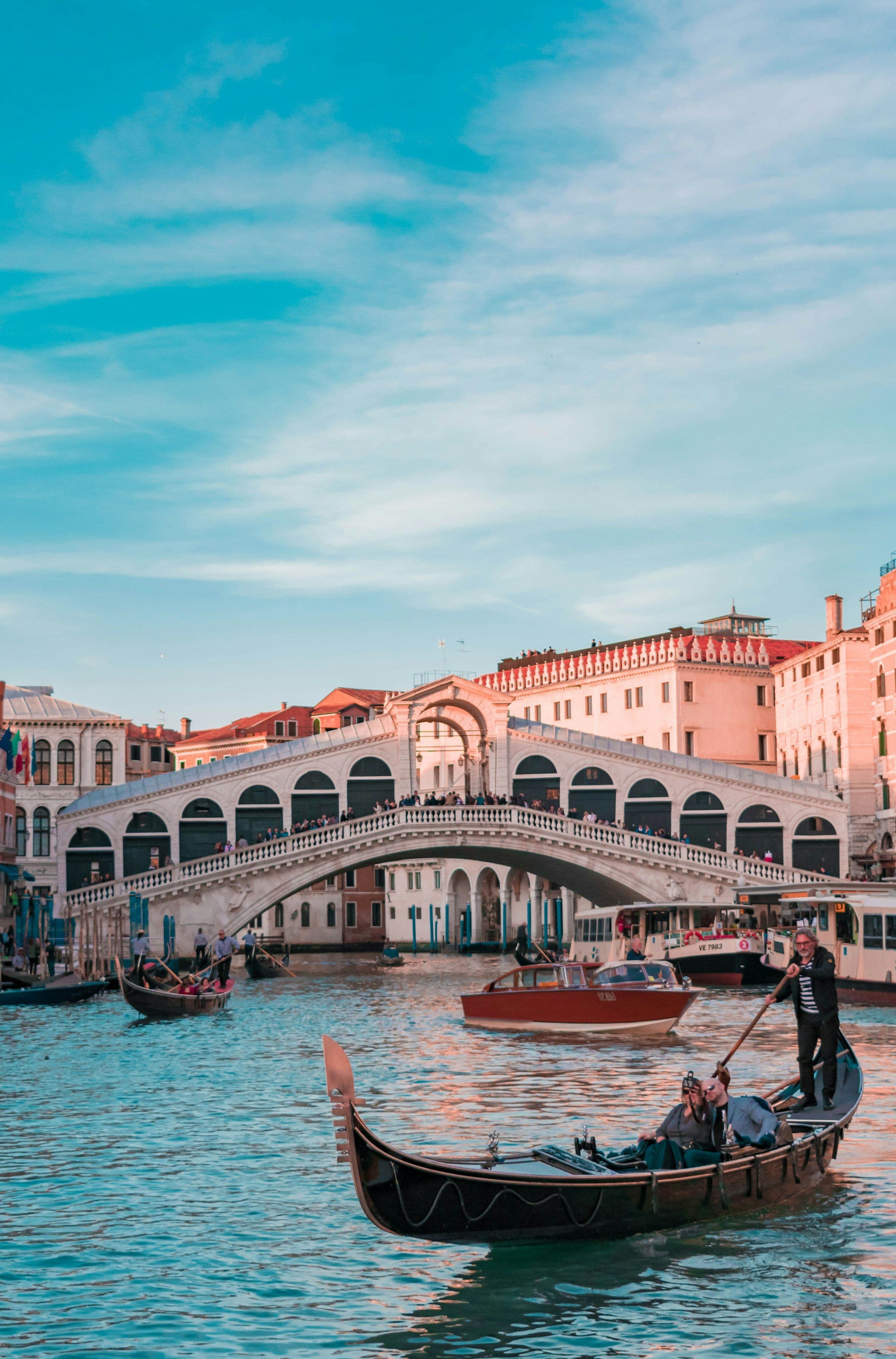 Gôndola sob a Ponte Rialto em Veneza