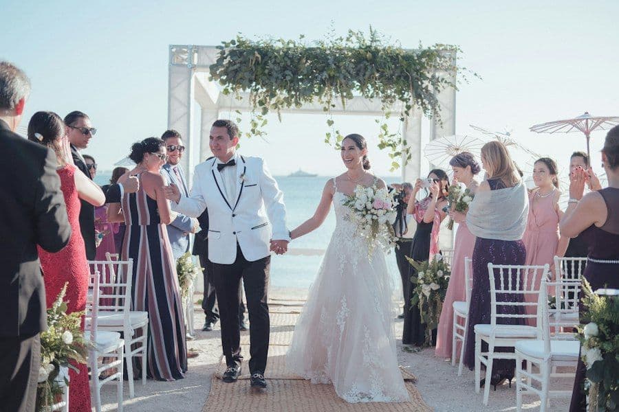 Estrutura de casamento à beira-mar preparada para os convidados