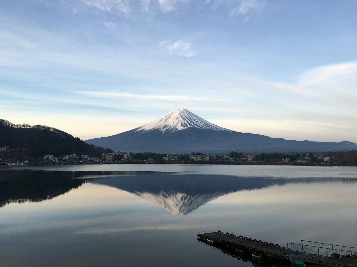 Monte Fuji refletido em um lago, paisagem típica da região de Hakone