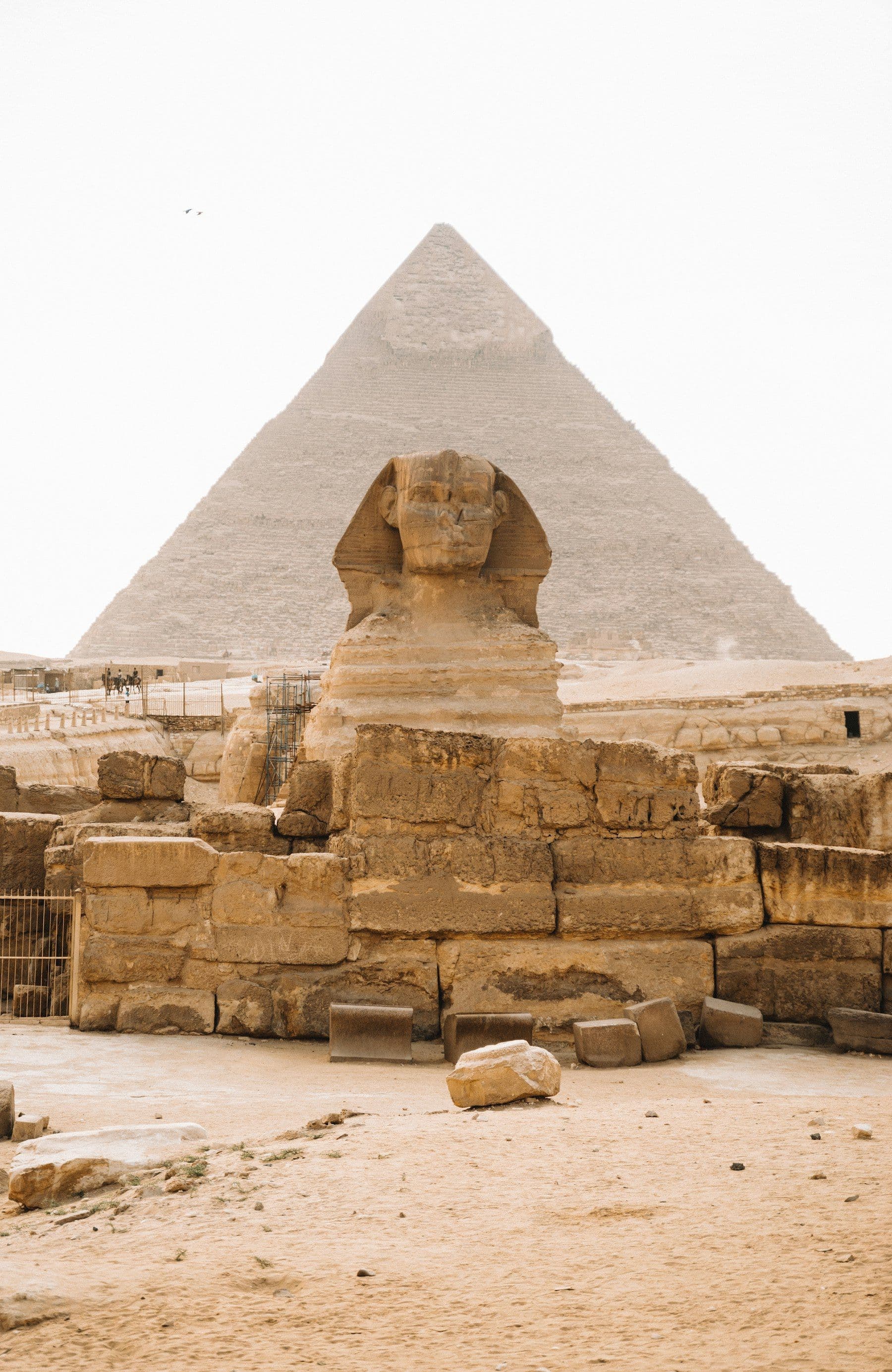 Templo egípcio antigo com colunas esculpidas em Luxor